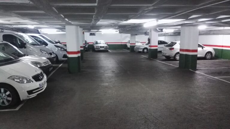 Parking moderno y bien iluminado